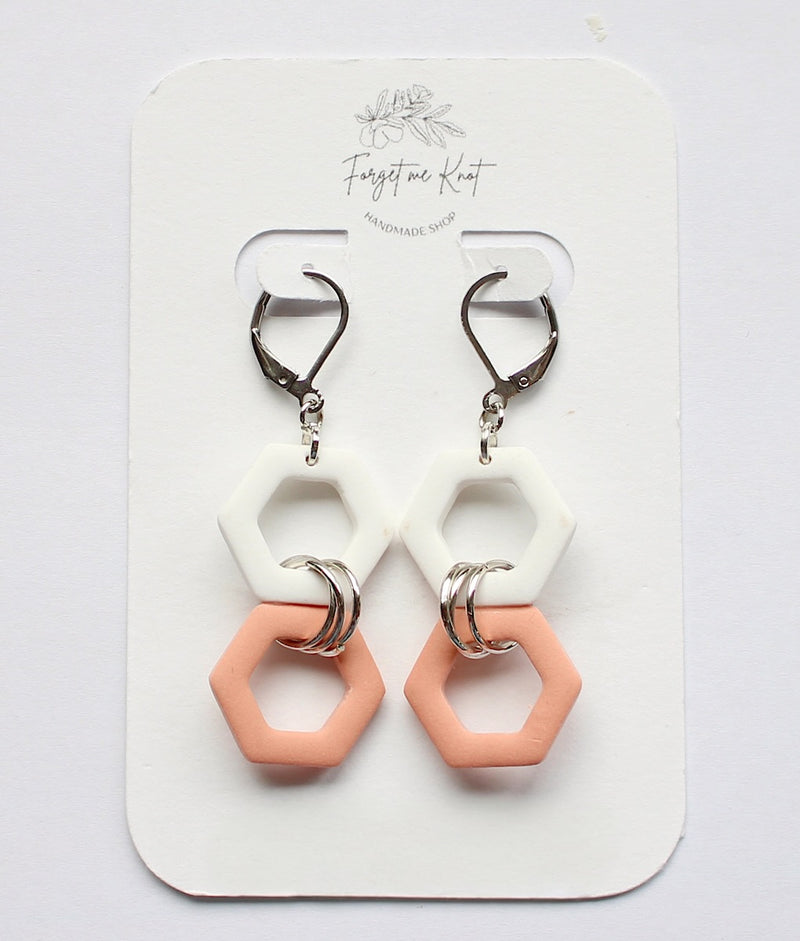 Boucles d’oreilles à maillons hexagonaux corail