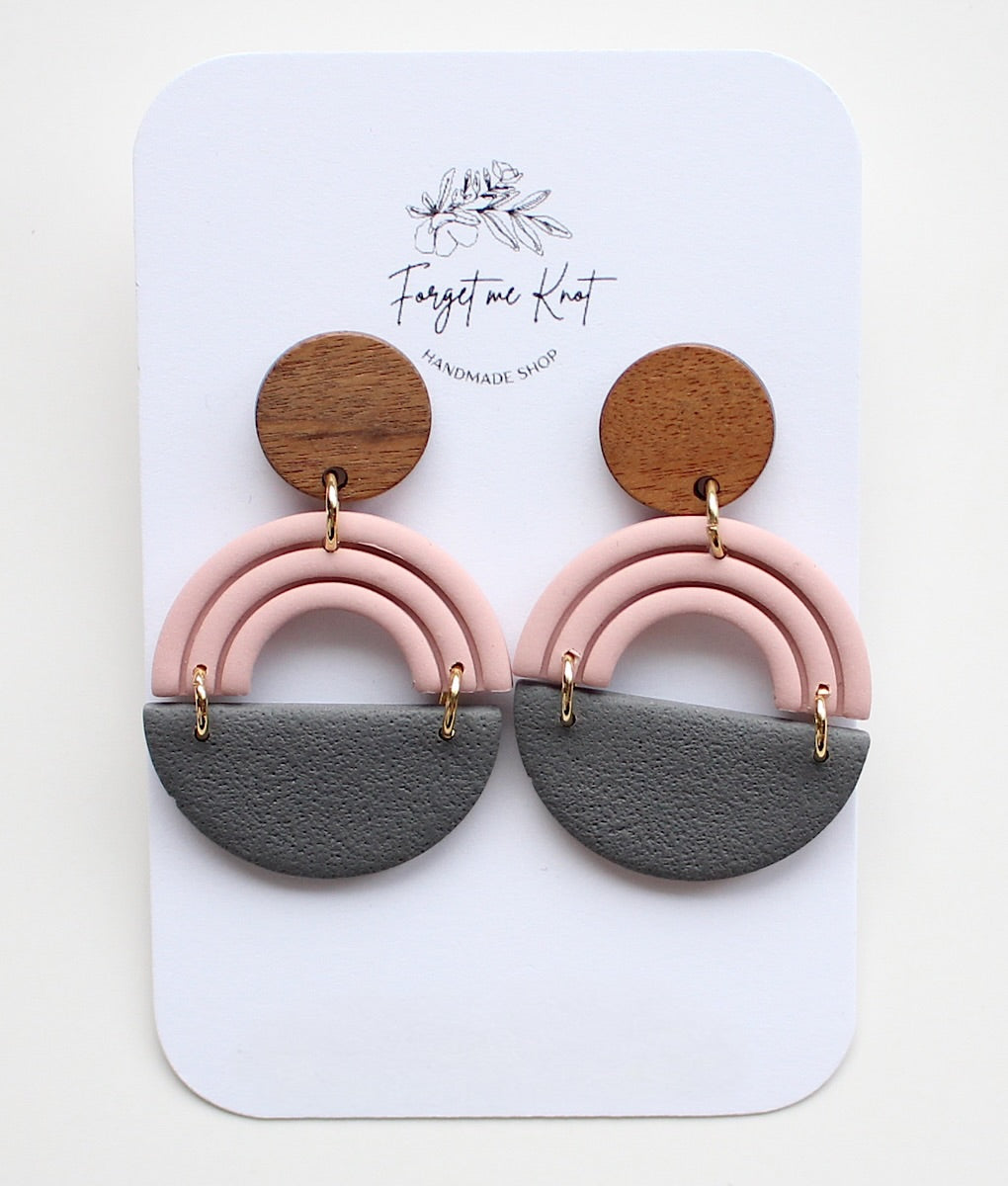 Boucles d’oreilles cercles bois et polymères rose pâle