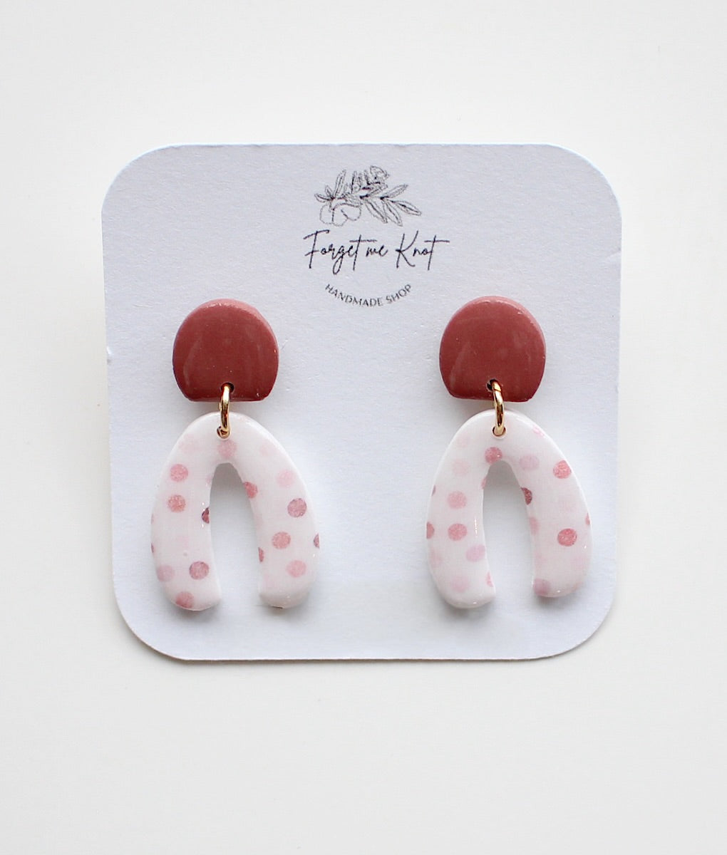 Boucles d’oreilles arcs à pois framboises